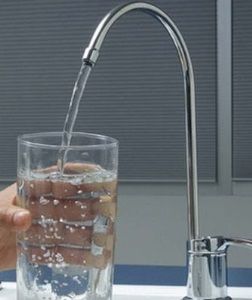Filling a glass of water using a kitchen sink filter